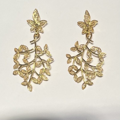 Brincos dourados em forma de ramos com folhas detalhadas e flor na parte superior