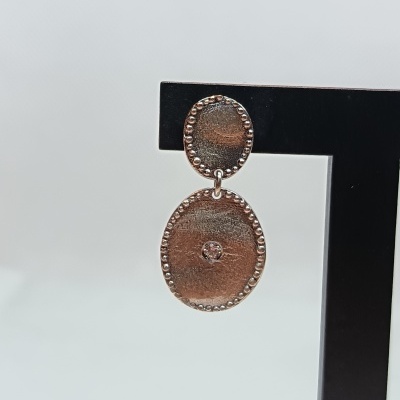 Brincos ovais prateados com pedra central em suporte preto