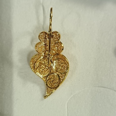 Brinco dourado com design em folha e filigrana