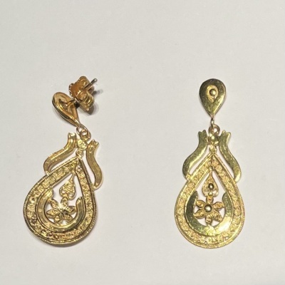 Par de brincos dourados ornamentais em formato de lágrima