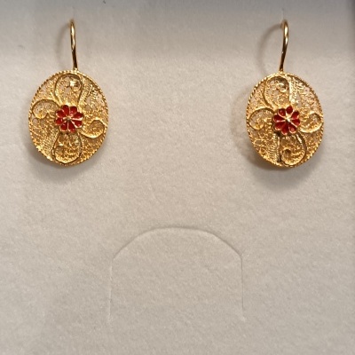Brincos dourados com filigrana e flor vermelha no centro