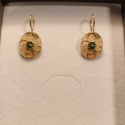 Brincos dourados com flor verde em caixa branca