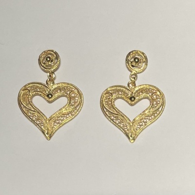 Par de brincos dourados em forma de coração com detalhes texturizados