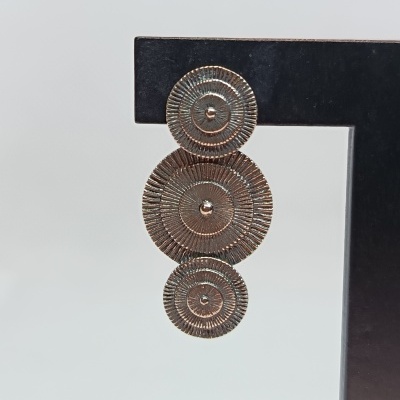 Brincos pendentes de três discos metálicos dourados com textura canelada