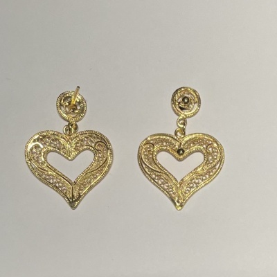 Brincos dourados em forma de coração com detalhes vazados