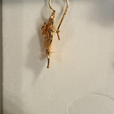 Brinco dourado com design de flor e gancho para orelha