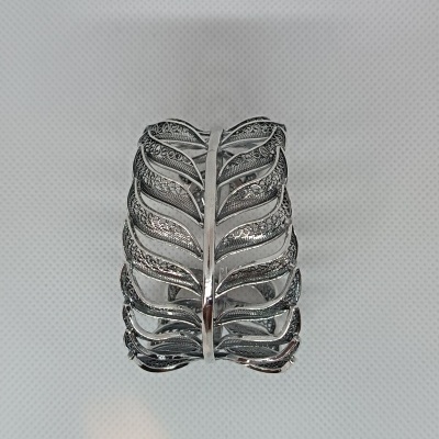 Anel prateado com design de folha sobre fundo branco