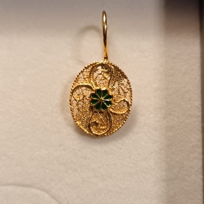 Brinco oval dourado com filigrana e flor verde no centro