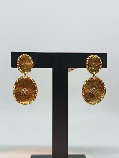 Brincos dourados ovais texturizados com pedra no centro em suporte preto.