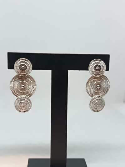 Brincos de metal prateado com design circular texturado