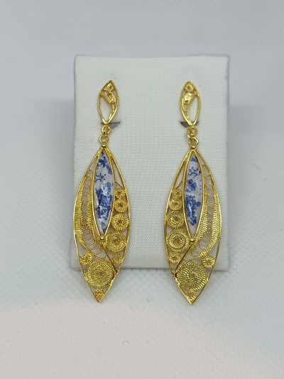 Brincos dourados com ornamentos em porcelana azul e branca