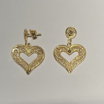 Brincos dourados em forma de coração com decoração detalhada