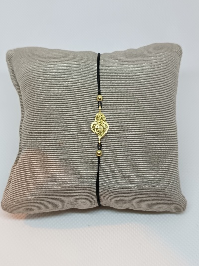Pulseira de cordão preto com pendente dourado em almofada cinza