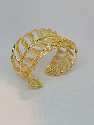 Pulseira dourada com design de folha em metal