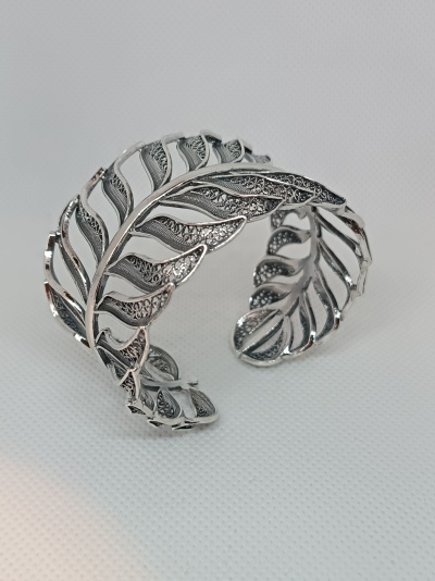 pulseira de prata com design de folha vazada