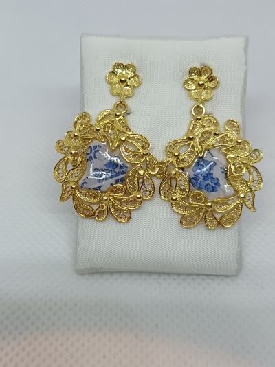 Brincos dourados com peça de cerâmica branca azul