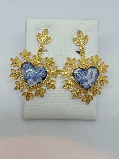 Brincos dourados com coração azul e branco e detalhes de folhas