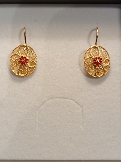 Brincos dourados com filigrana e flor vermelha no centro