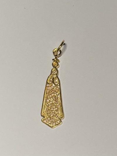 Pingente dourado texturizado em fundo branco