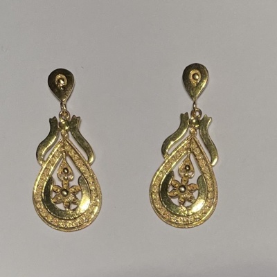 Par de brincos dourados com design floral em formato de gota