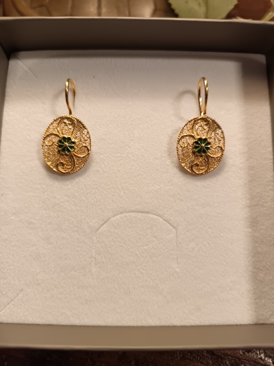 Brincos dourados com flor verde em caixa branca