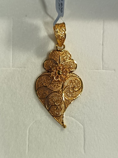 Pendente em ouro filigranado com design floral e arabescos