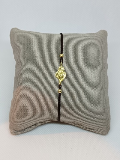 Pulseira dourada com cordão castanho em almofada cinza