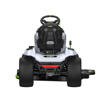 Corta-relvas branco e preto com rodas largas e volante negro.