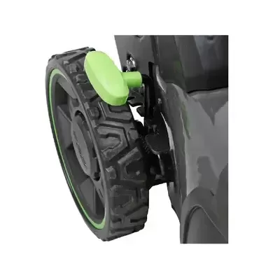 Roda preta com faixa verde e trava verde montada em dispositivo metálico preto sobre base cinzenta