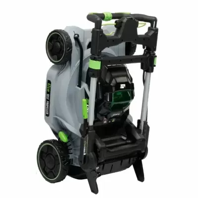 Aspirador de pó cinza com detalhes verdes e pretos, numa posição vertical sobre fundo branco