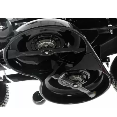 Lâminas de corte pretas em proteção metálica preta de máquina de cortar relva