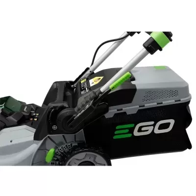 Máquina cortadora de relva EGO cinzenta e preta com detalhes verdes e saco recolhedor preto