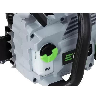 Detalhe de motosserra cinza com botão verde e preto e alça preta