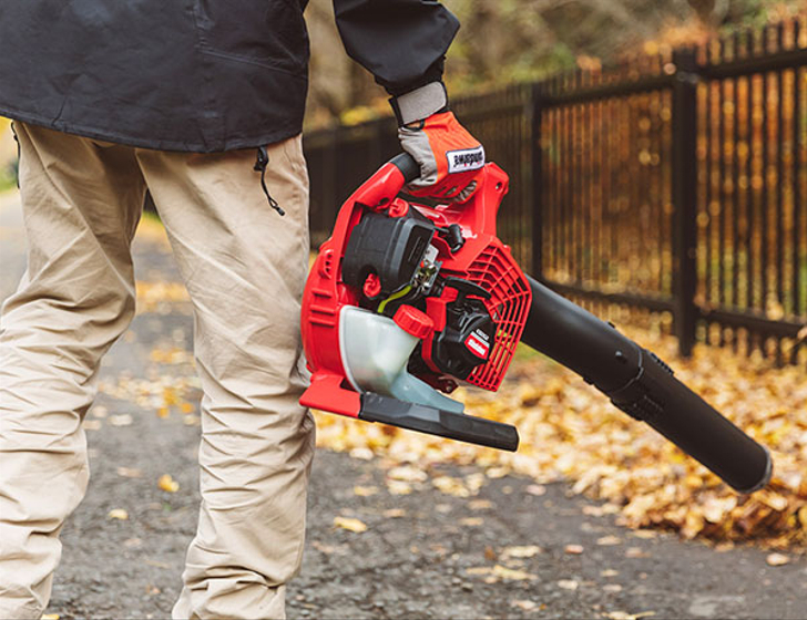Soprador Profissional SHINDAIWA EB262 Soprador de folhas portátil a gasolina com detalhes em vermelho e preto