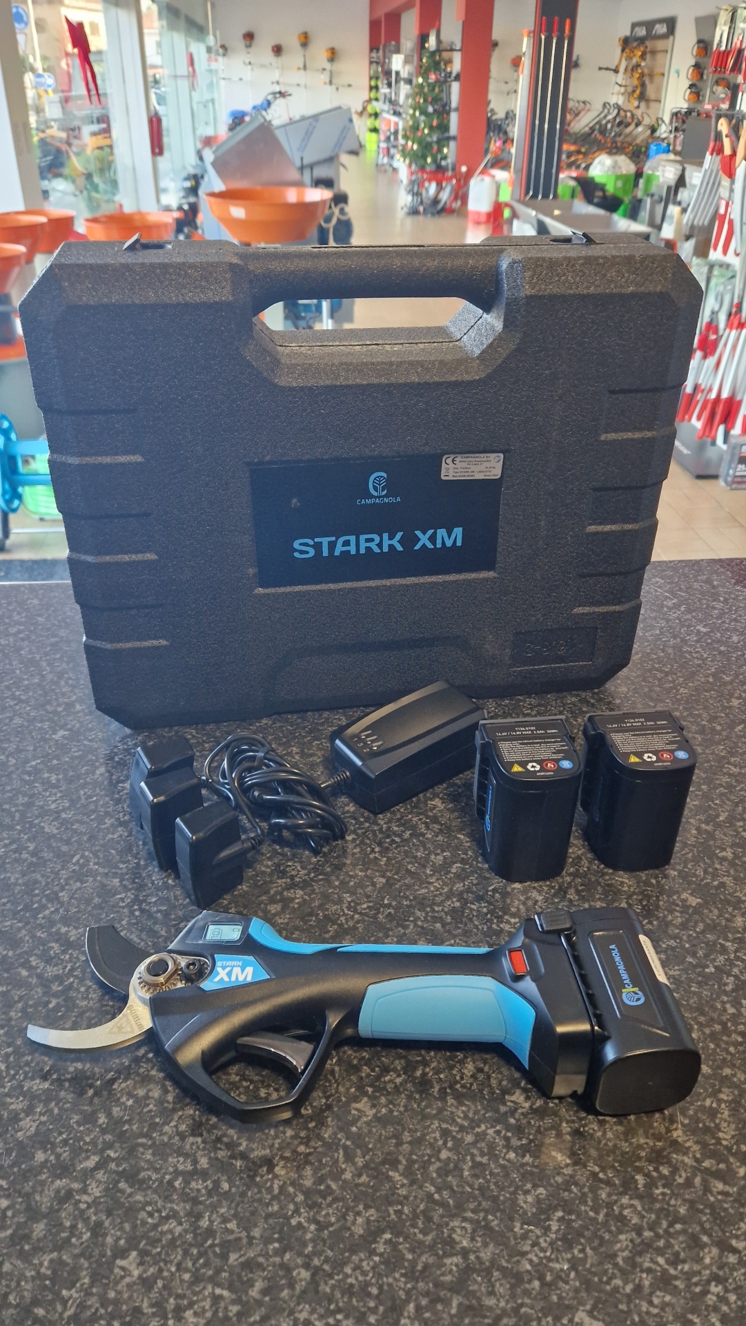 Tesoura CAMPAGNOLA STARK XM Tesoura de poda elétrica Campagnola Stark XM azul e preta com acessórios e mala rígida