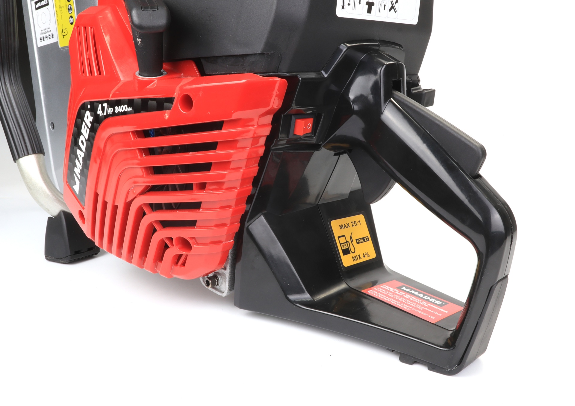 motosserra vermelha e preta com etiquetas de instruções e potência visíveis