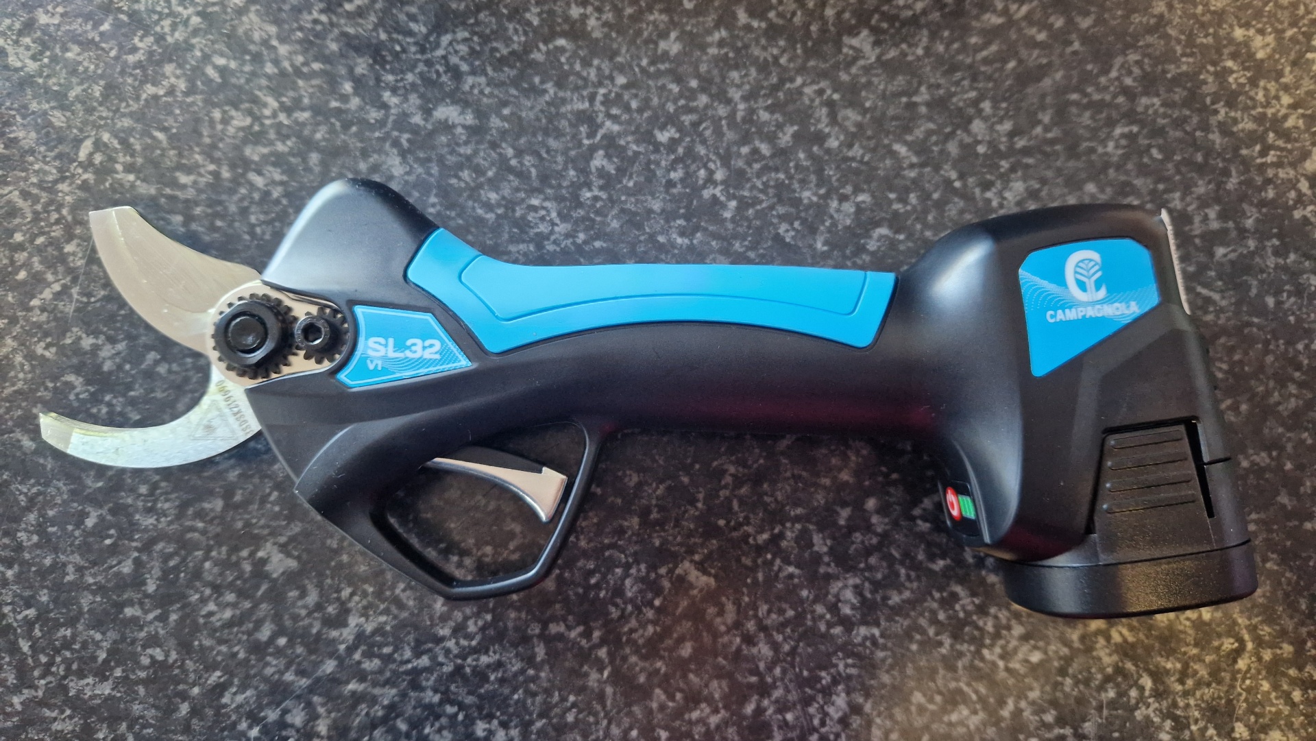 Tesoura CAMPAGNOLA SL32 V1 Tesoura de poda elétrica preta e azul com lâminas metálicas e texto SL32 e CAMPAGNOLA