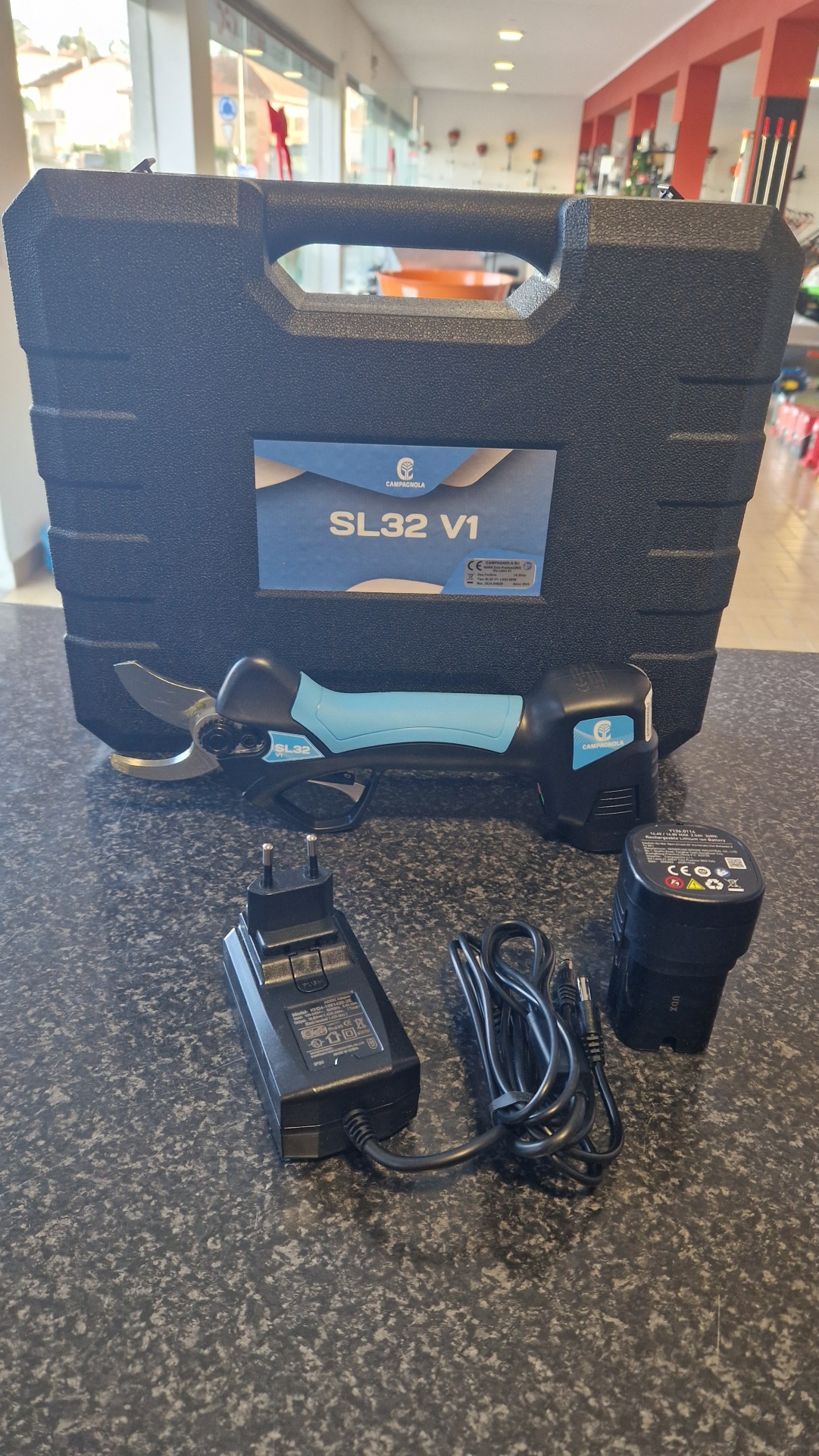 Tesoura CAMPAGNOLA SL32 V1 Kit de tesoura elétrica SL32 V1 CAMPAGNOLA com carregador, bateria e mala preta