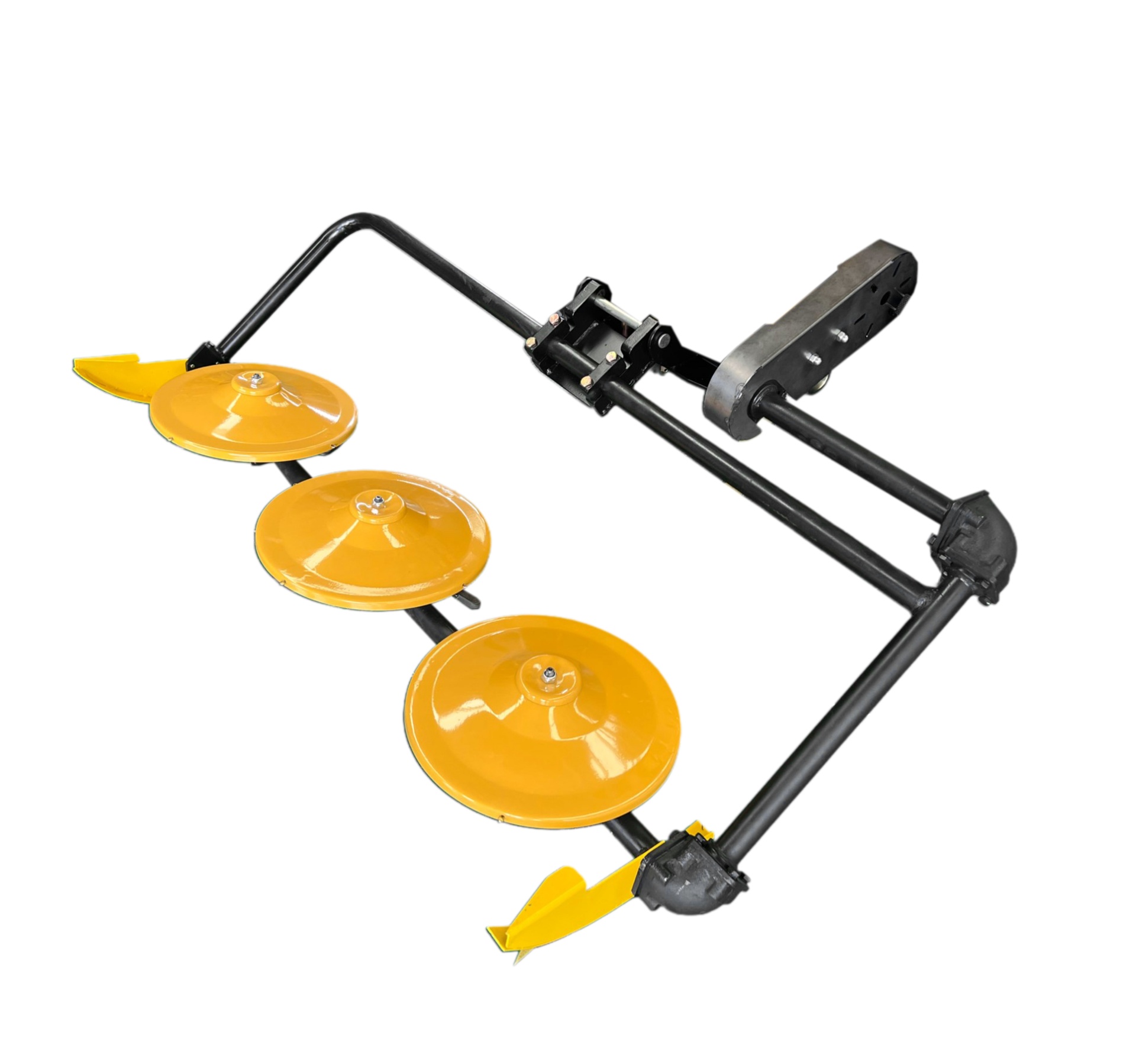 Aparelho agrícola com três discos amarelos em estrutura preta.