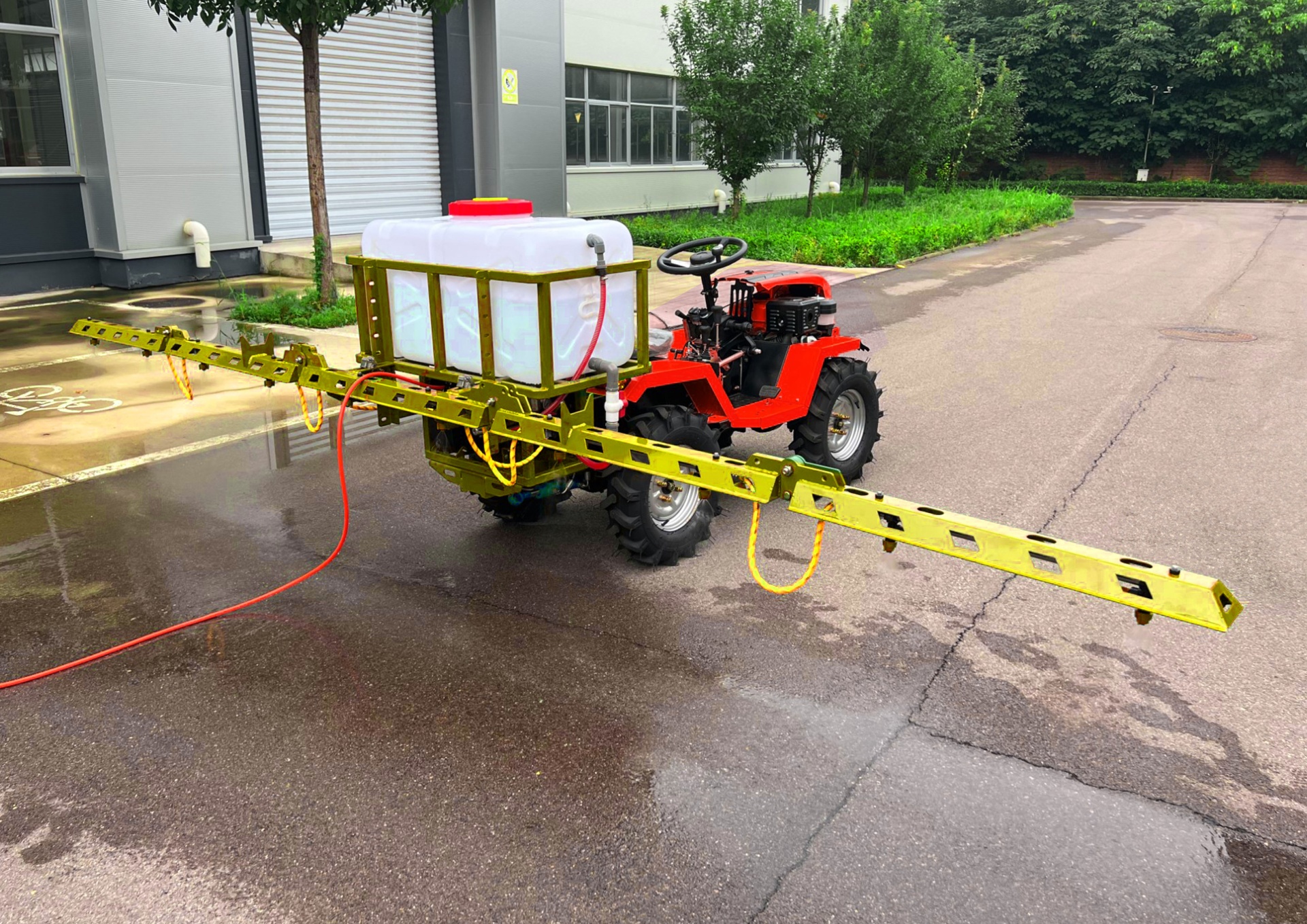 Trator vermelho com tanque e lança de pulverização amarela