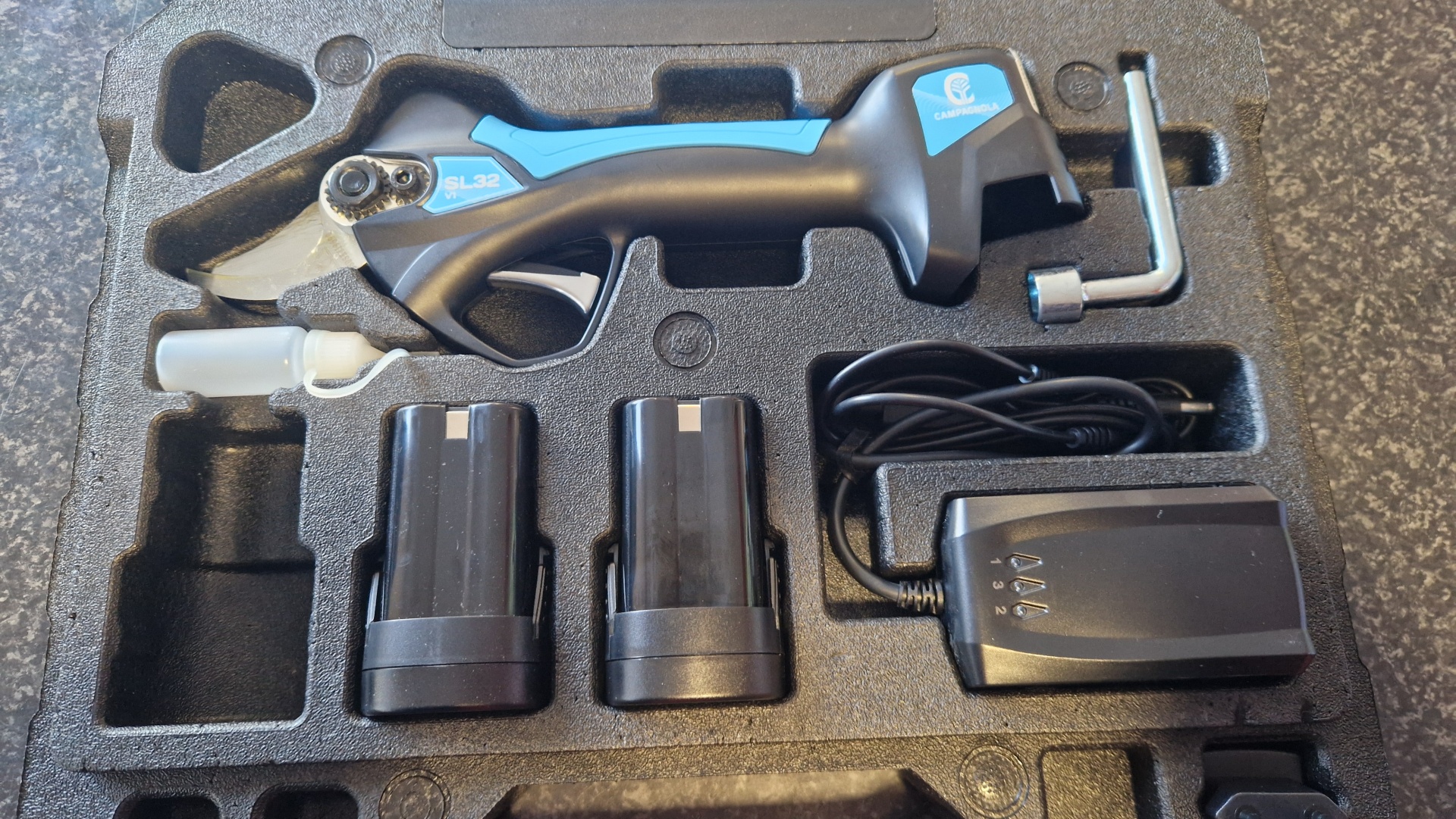 Tesoura CAMPAGNOLA SL32 V1 Conjunto de ferramentas de poda eléctrico CAMPAGNOLA SL32 V1 num estojo preto