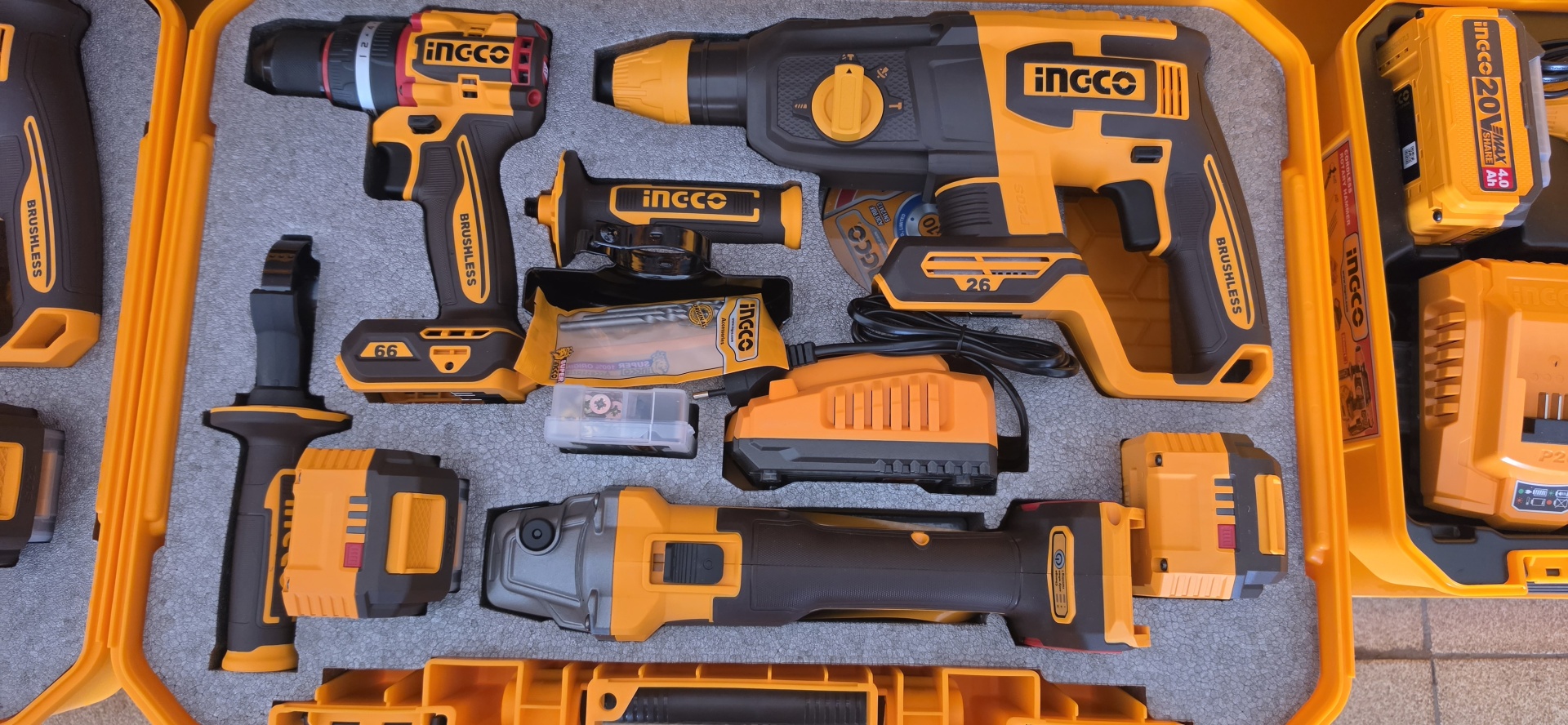 Pack Aparafusadora + Rebarbadora + Martelo Conjunto de ferramentas INGCO amarelo e preto em embalagem laranja com acessórios
