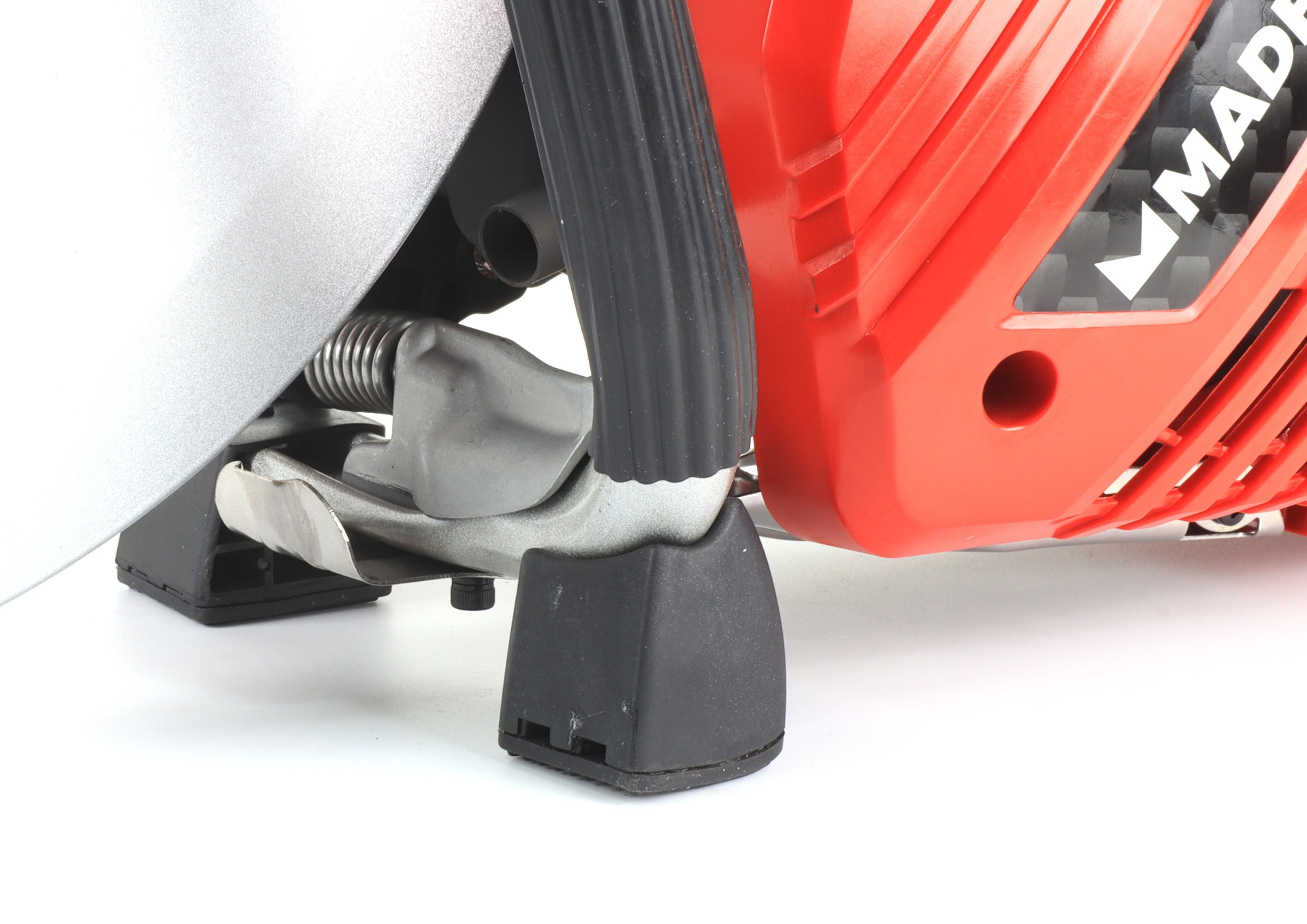 Parte inferior de ferramenta elétrica com base preta, metal prateado e capa vermelha