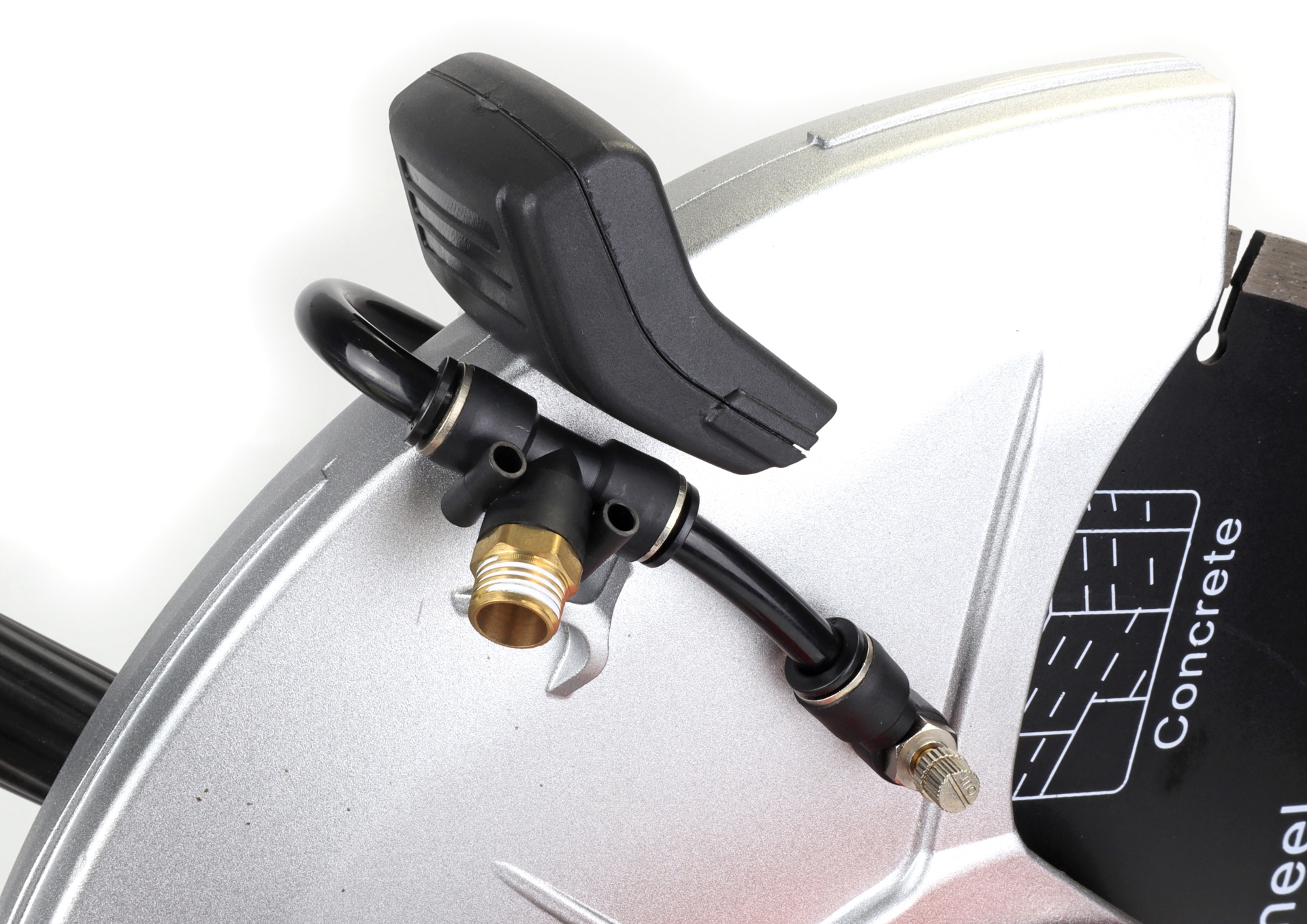 Peça metálica prateada com componente preto e etiqueta Concrete