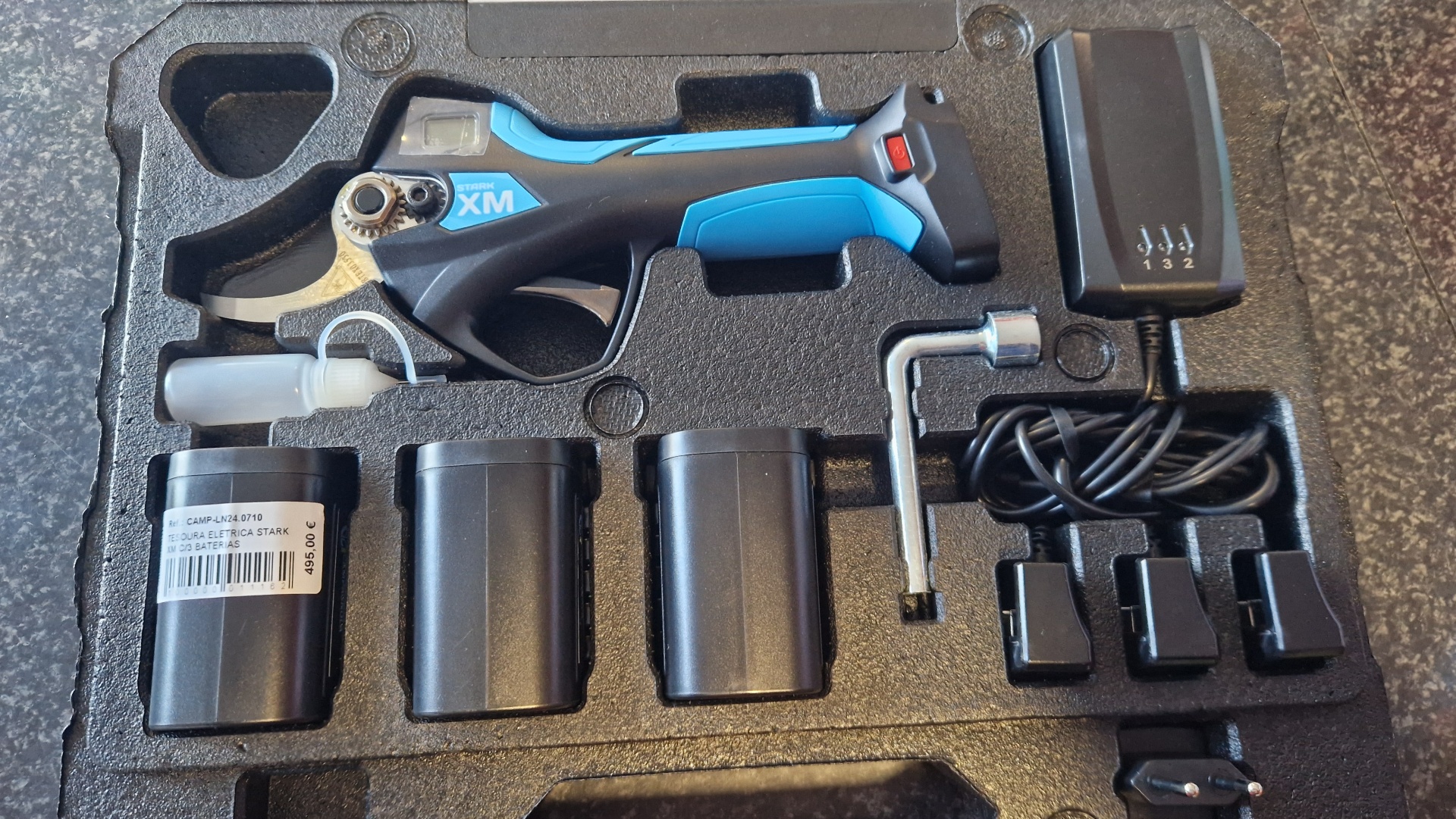 Tesoura CAMPAGNOLA STARK XM Conjunto de tesoura elétrica com acessórios numa caixa de espuma preta.