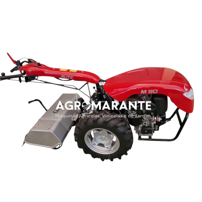 Motoenxada agrícola vermelha com rodas pretas e motor exposto