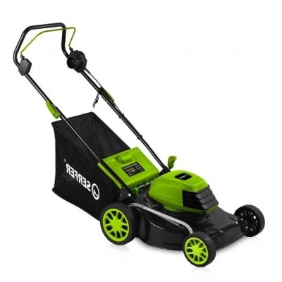 Cortador de relva elétrico preto e verde com saco de recolha preto e texto SERFER
