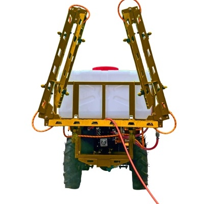 Pulverizador agrícola amarelo com tanque branco e tampa vermelha