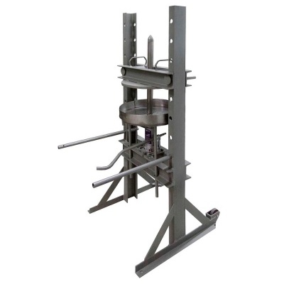 Estrutura metálica cinza com suportes verticais, barras horizontais e tambor circular