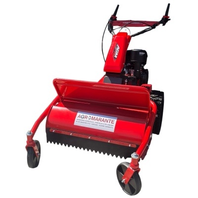 Máquina agrícola vermelha com rodas e motor exposto, com etiquetas AGROMARANTE e AGM PRO